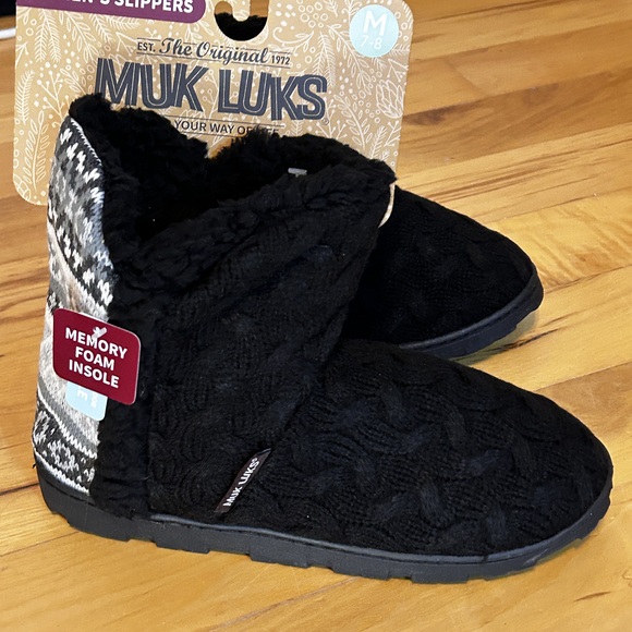 Muk Luks Women's Black Comfort Slippers Size 7/8 Medium - Picture 1 of 4